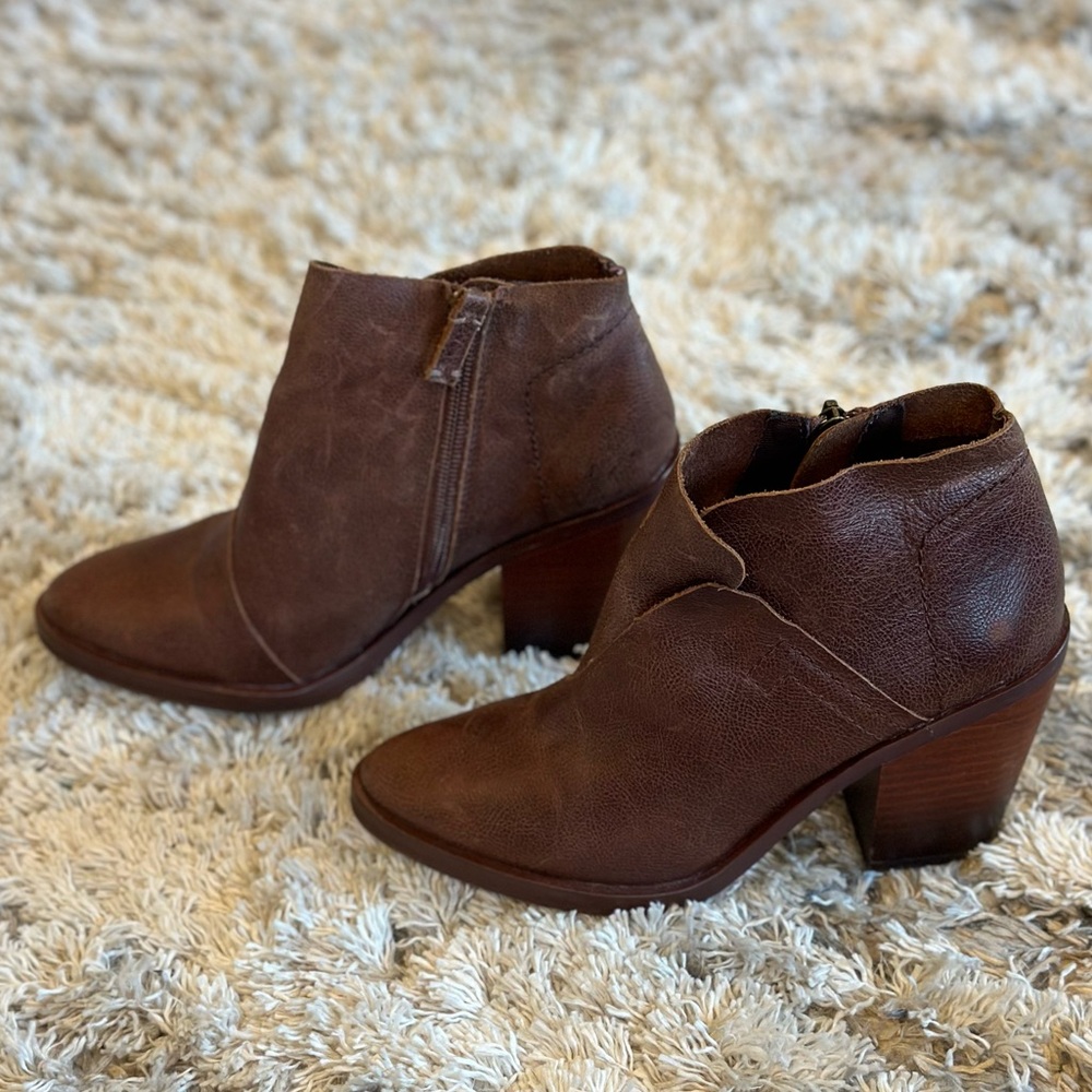 Booties Kelsi Dagger Brooklyn size 6.5.